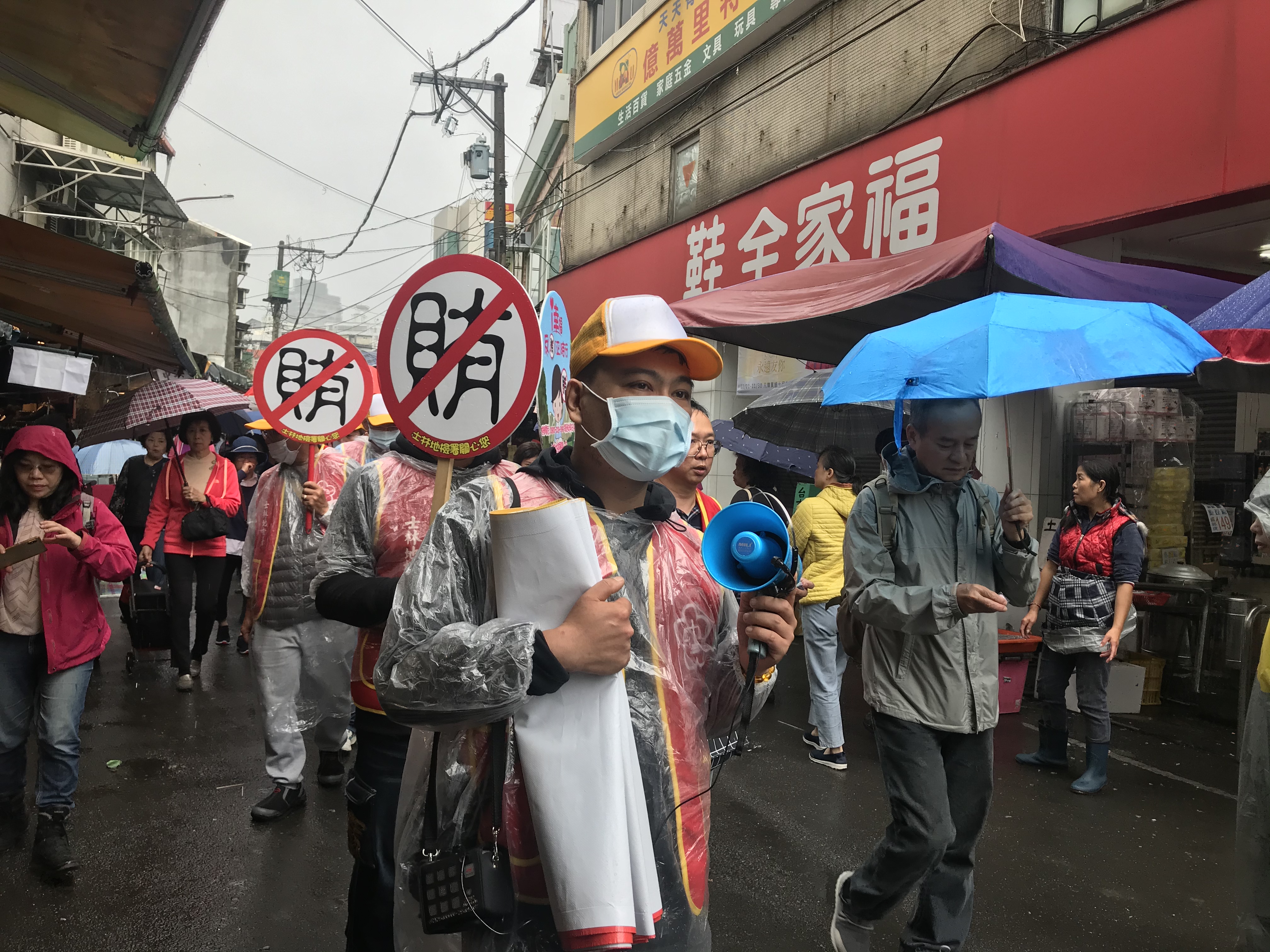 勞動人法治宣導團跟著該署反賄專車週週出發，身著紅背心、手舉彩色醒目反賄布條、舉牌等道具，穿梭於轄內各區傳統市集、商店街、鄉里宮廟等高人氣聚點，吸引男女老少目光。當大聲公以國、台語播放「票賣出去、人關進來，檢舉賄選發大財！」，並發送印有檢舉專線精美宣導品時，獲得民眾熱烈響應與認同。