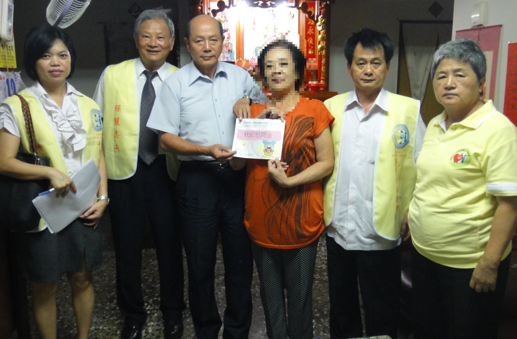 中秋佳節前夕關懷轄區馨生人─士林地檢署偕同犯保協會士林分會慰問犯罪被害人家屬